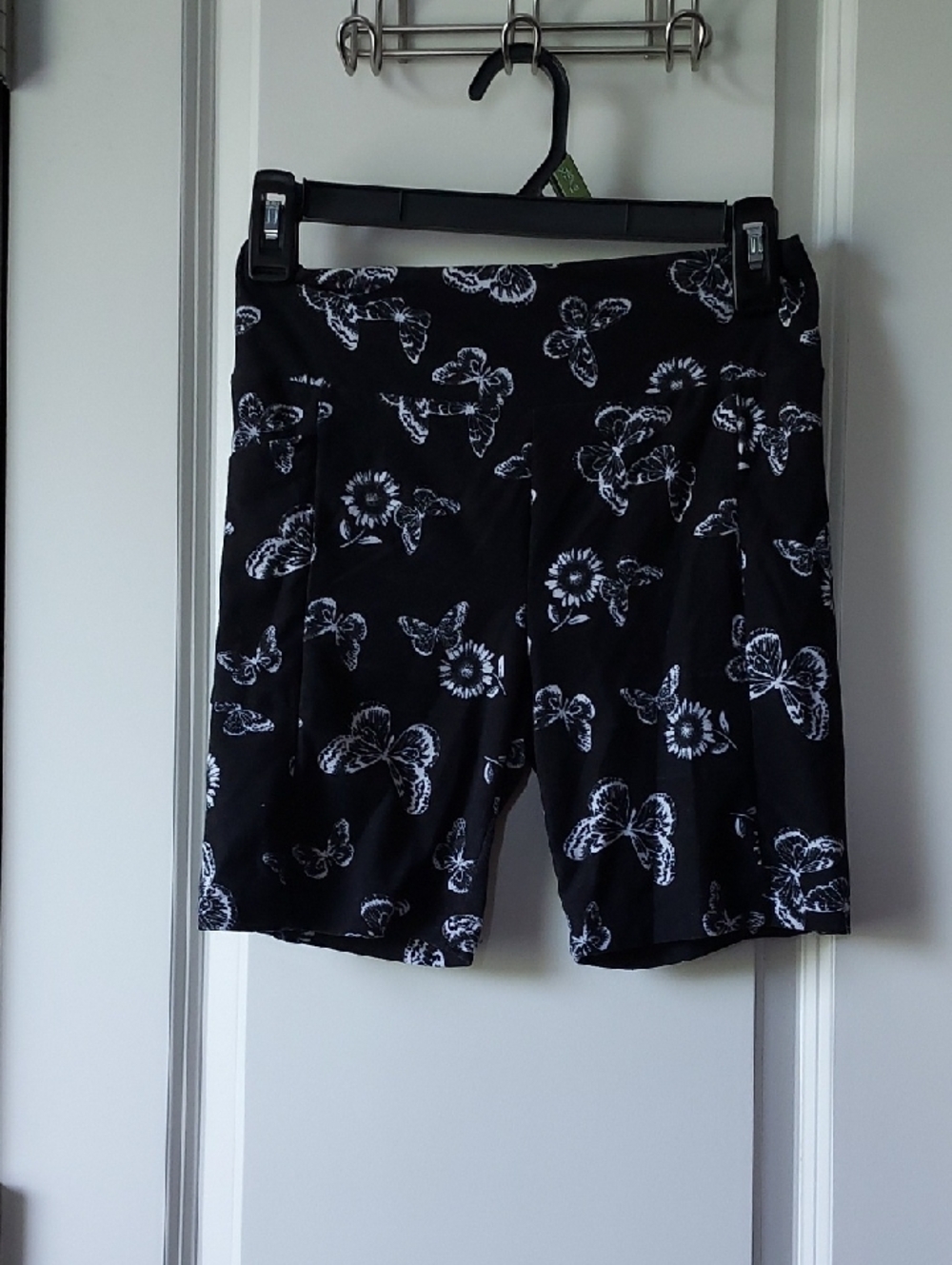 Juniors  Black Floral-Print Shorts Small 3-5